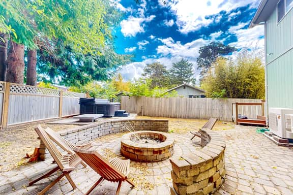 Enchanting home near the coast with hot tub full kitchen and washer dryer