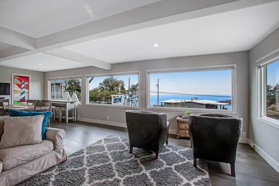 Spectacular Dog Friendly Home with Panoramic Views Free WiFi Game Room Yard