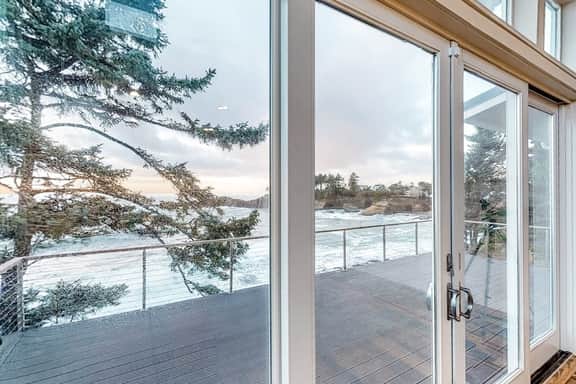 Dreamy oceanfront retreat with spacious deck and high speed WiFi dogs OK