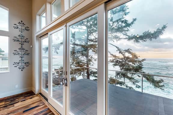 Dreamy oceanfront retreat with spacious deck and high speed WiFi dogs OK