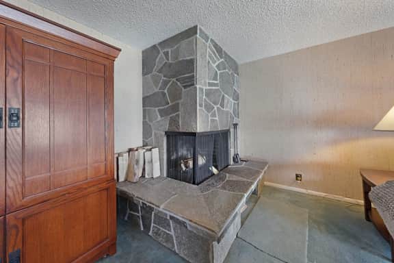 Lovely oceanfront condo with sweeping water views and balcony