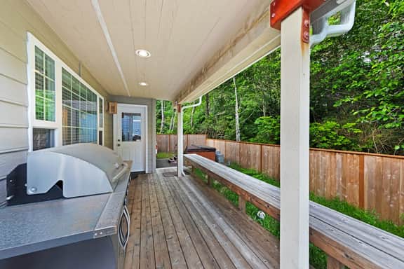 Dog friendly home with enclosed yard game room private hot tub near the beach