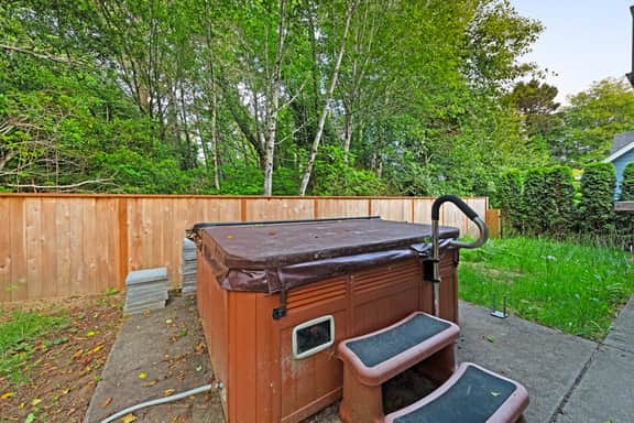 Dog friendly home with enclosed yard game room private hot tub near the beach