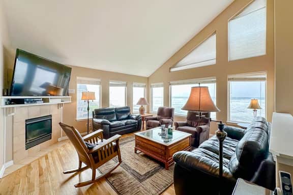 Beautiful home on the ocean with beach views deck bbq WiFi and streaming