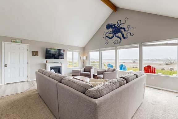 Dog Friendly Bayfront Beauty with a Private Hot Tub Free WiFi and Washer Dryer