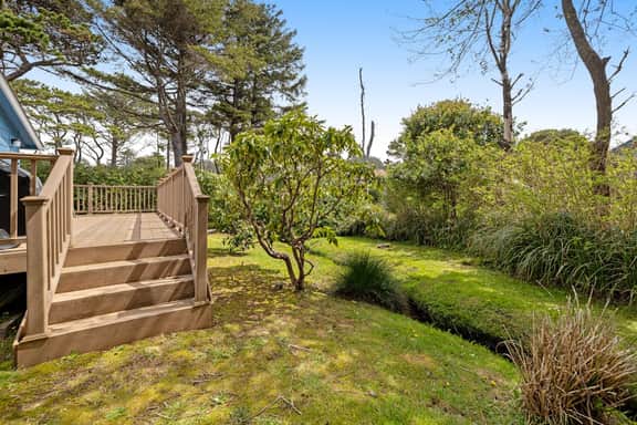 Cozy Dog Friendly Getaway Close to the Beach Includes Deck