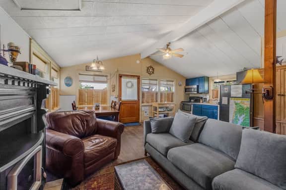 Cozy Dog Friendly Getaway Close to the Beach Includes Deck
