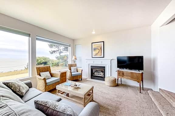 Two Story Dog Friendly Oceanfront Home with Free WiFi and Gas Fireplace