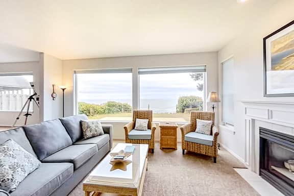 Two Story Dog Friendly Oceanfront Home with Free WiFi and Gas Fireplace