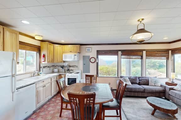 Sullishak Ocean View Cabin 450 Feet to the Beach Walk to Local Market and Caf
