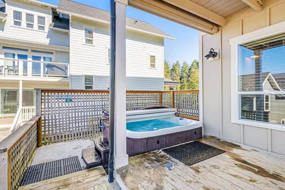 Coastal Oasis Near the Beach and Town with Private Hot Tub Fast WiFi and Ocean Views