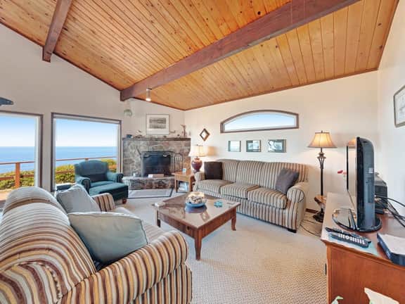 Charming Oceanfront Home with Nearby Beach Access and Amazing Ocean Views