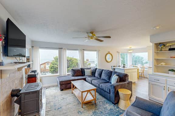 Cozy house close to beach hot tub and ocean views