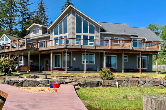 Lakefront Family Friendly Home with a Private Hot Tub Game Room and Dock