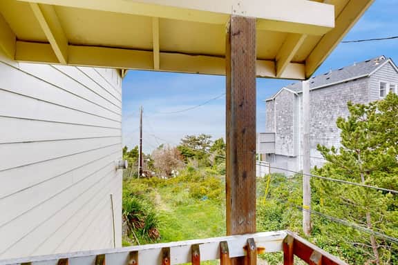 Welcoming Studio with Ocean View and Nearby Beach Access Dogs OK