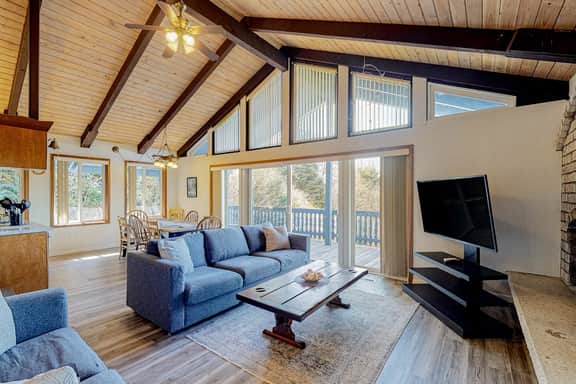 Quaint Dog Friendly Escape Near Town and Beach with Ocean Views and High Speed WiFi