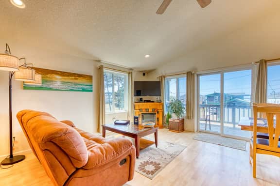 Large Sunny Duplex with Ocean Views and Nearby Beach Access Dogs OK