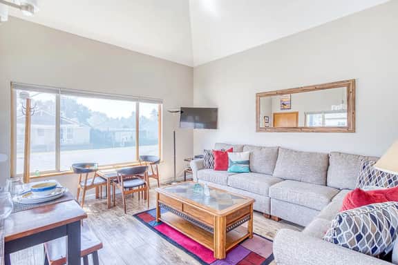 Cozy and Dog Friendly Cottage in the Heart of Rockaway Beach