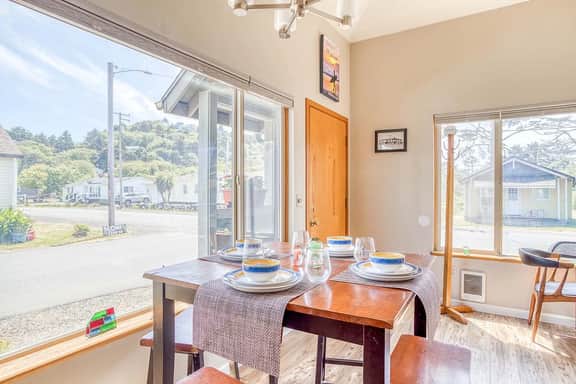 Cozy and Dog Friendly Cottage in the Heart of Rockaway Beach
