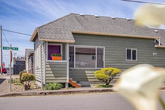 Cozy and Dog Friendly Cottage in the Heart of Rockaway Beach