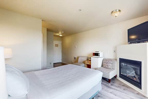 Lower Level Ocean View Studio Close to the Beach Dogs Welcome