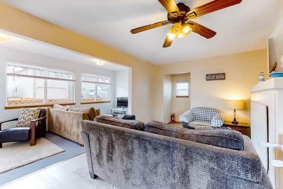 Ocean view home with prime walkable location near beach and town 2 dogs OK
