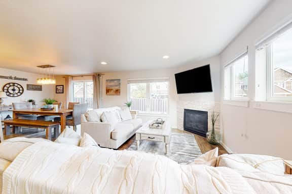 Stunning home with fireplace firepit and central AC short walk to the beach