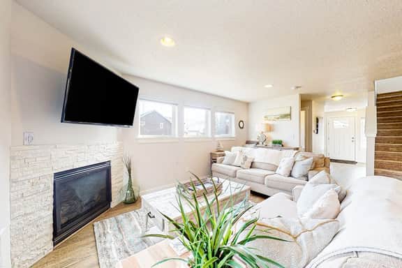 Stunning home with fireplace firepit and central AC short walk to the beach