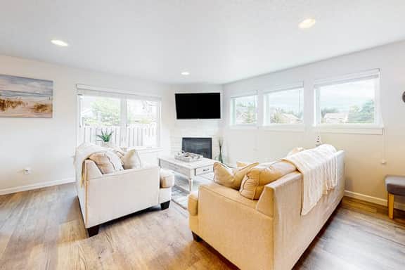 Stunning home with fireplace firepit and central AC short walk to the beach