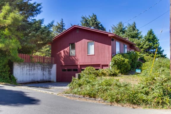 Cozy hilltop home with ocean views and game tables 3 blocks from the beach