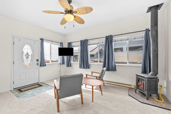 Gorgeous Retreat with Separate Cottage Private Hot Tub and Close Beach Access