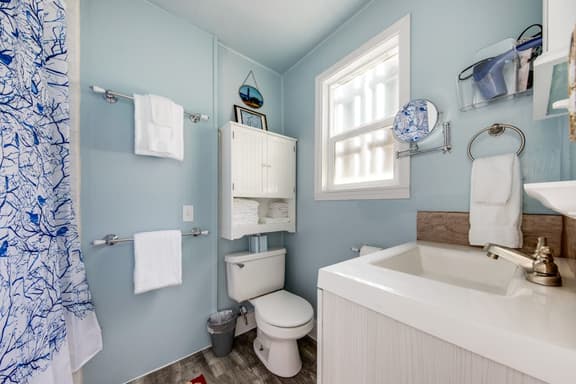 Cottage near the beach perfect for a couple with deck grill and fireplace