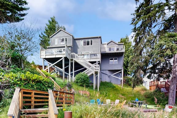 Waterfront home with private hot tub free WiFi firepit and shared dock