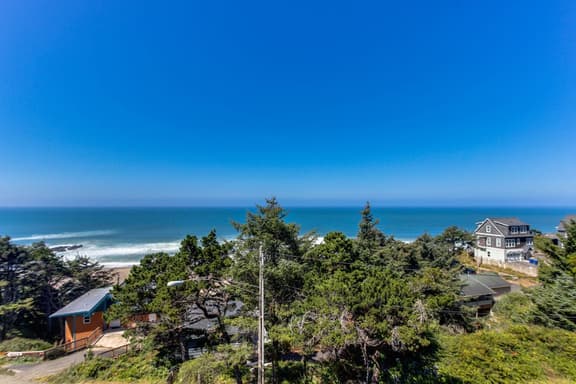 Dog Friendly Studio with Ocean Views and Free WiFi Close to Beach Access