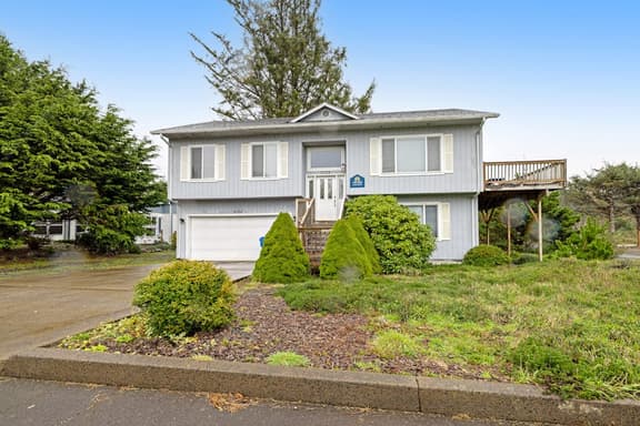 Spacious House with Partial Ocean Views Quiet Location and Two Living Rooms