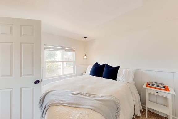 Cottage de la Mer House in Lincoln City with serene porch walk to the beach