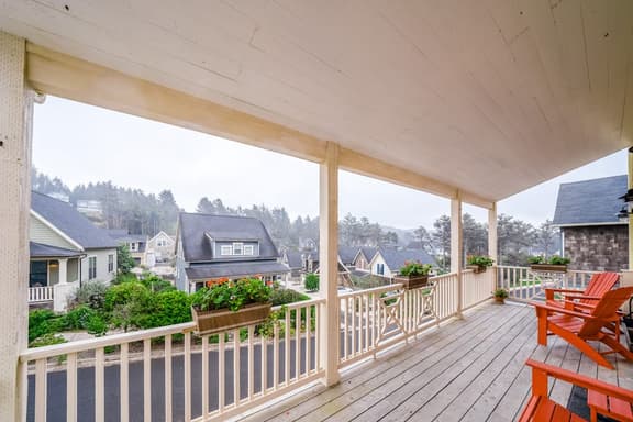 Charming three story getaway with two cozy living areas walk to the beach