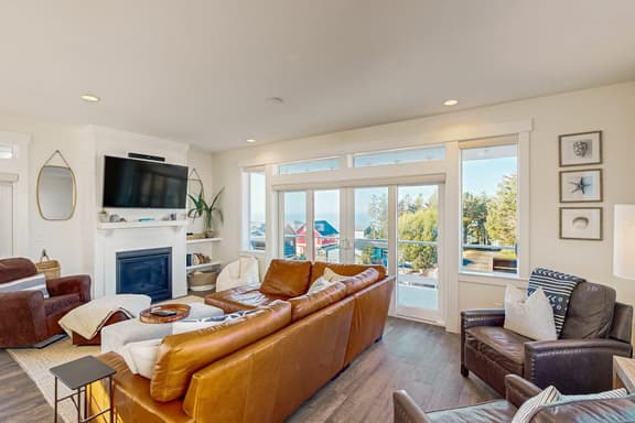 Beautiful family friendly home with private hot tub walk to beach shared pool