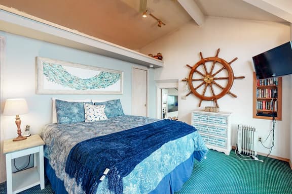 Nautical Themed Family Friendly Beach House with Three Arches View