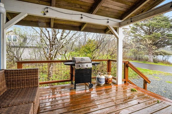 Rustic waterfront woodland lodge with impressive lake views from patio