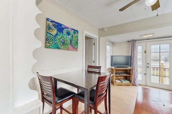 Charming Dog Friendly Home Close to Shops and Restaurants Minutes to Beach