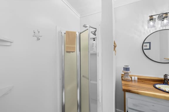 Coastal cottage in Rockaway Beach, steps to ocean