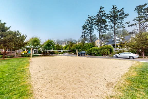 Family friendly home close to ocean private hot tub fireplace and WIFI
