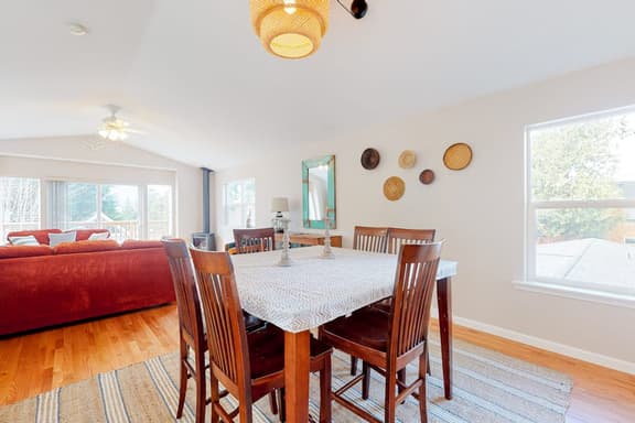 Bright home near beach with fast WiFi fireplace and washer dryer