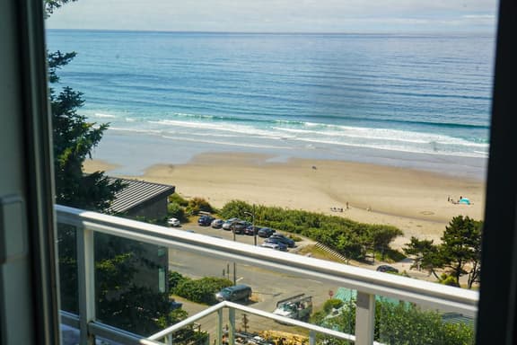 Huge dog friendly castle with ocean view decks 5 minutes to the beach