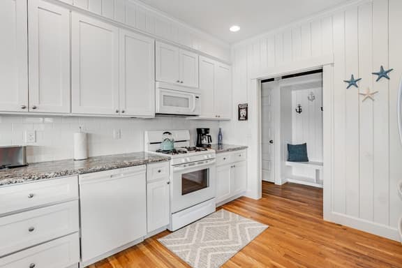 Oceanview home with WiFi washer dryer gas fireplace balcony
