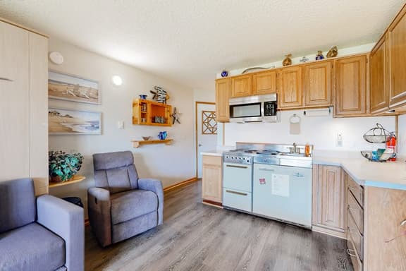 Beachfront dog friendly studio with amazing Proposal Rock view steps to the sand