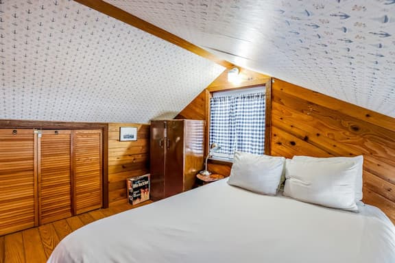 Beachfront Dog Friendly Cottage with Private Hot Tub Fireplace and Ocean Views