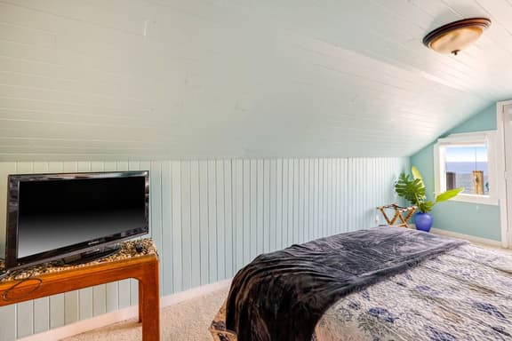 2 Story Dog Friendly Aparthotel with Deck Gas Fireplace Ocean Views Beach Access