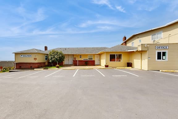 Affordable Dog Friendly Studio Ocean Views and Nearby Beach Access